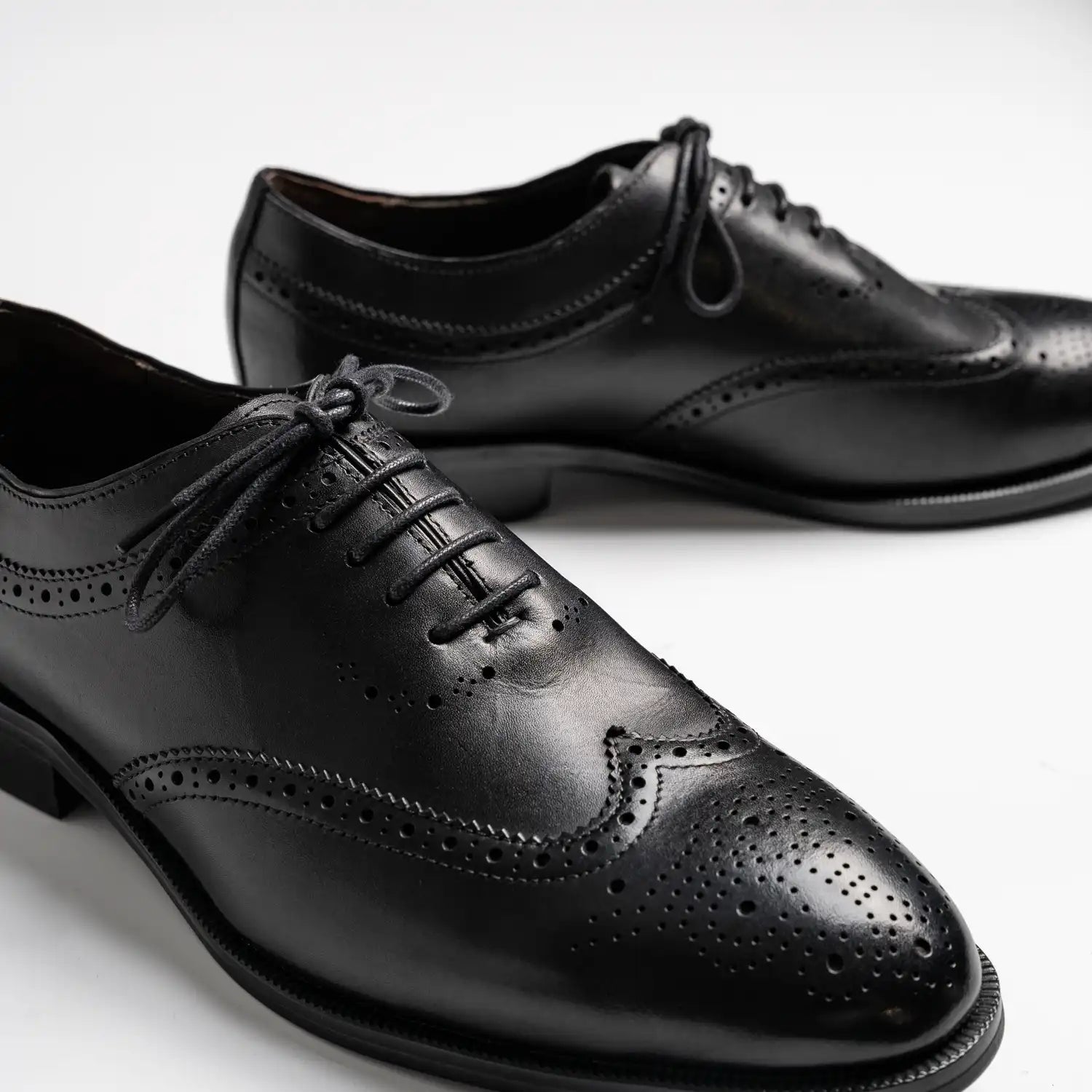 Long wing tip brogue oxford in black, amoy in black