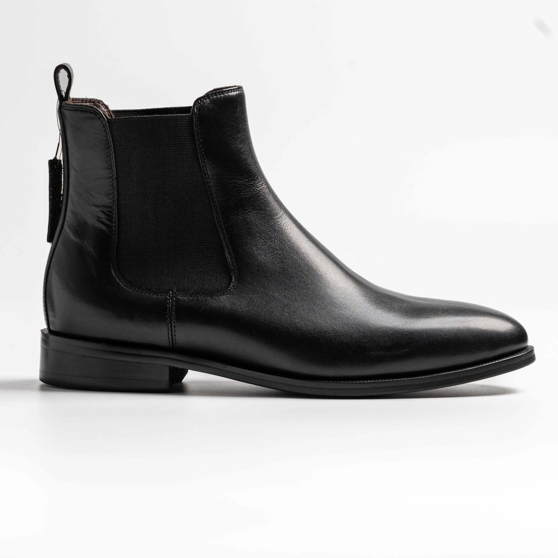 chelsea boots in black, clarke in black