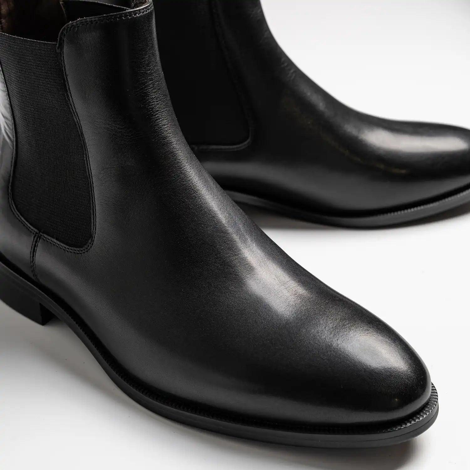 chelsea boots in black, clarke in black