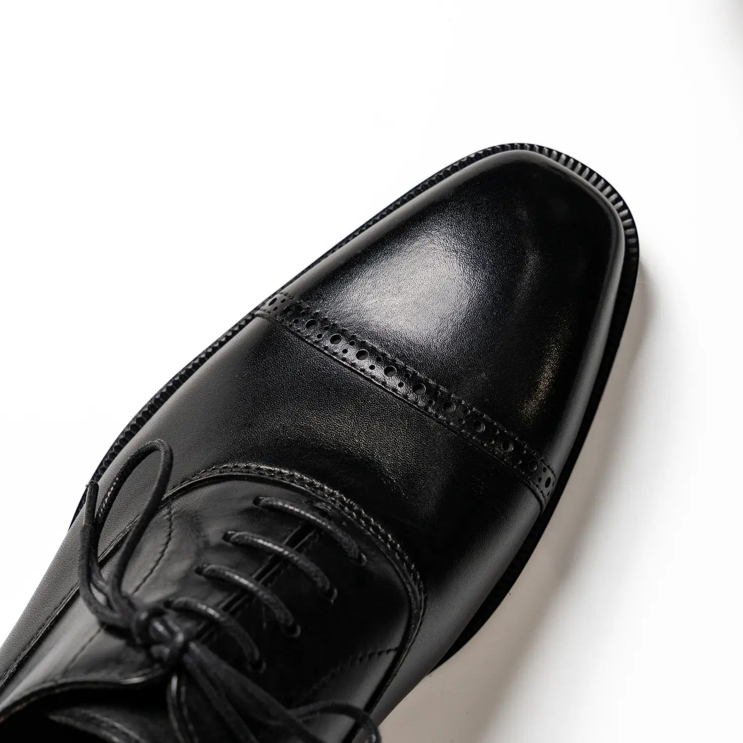 Quarter brogue oxford captoe in black, havelock in black