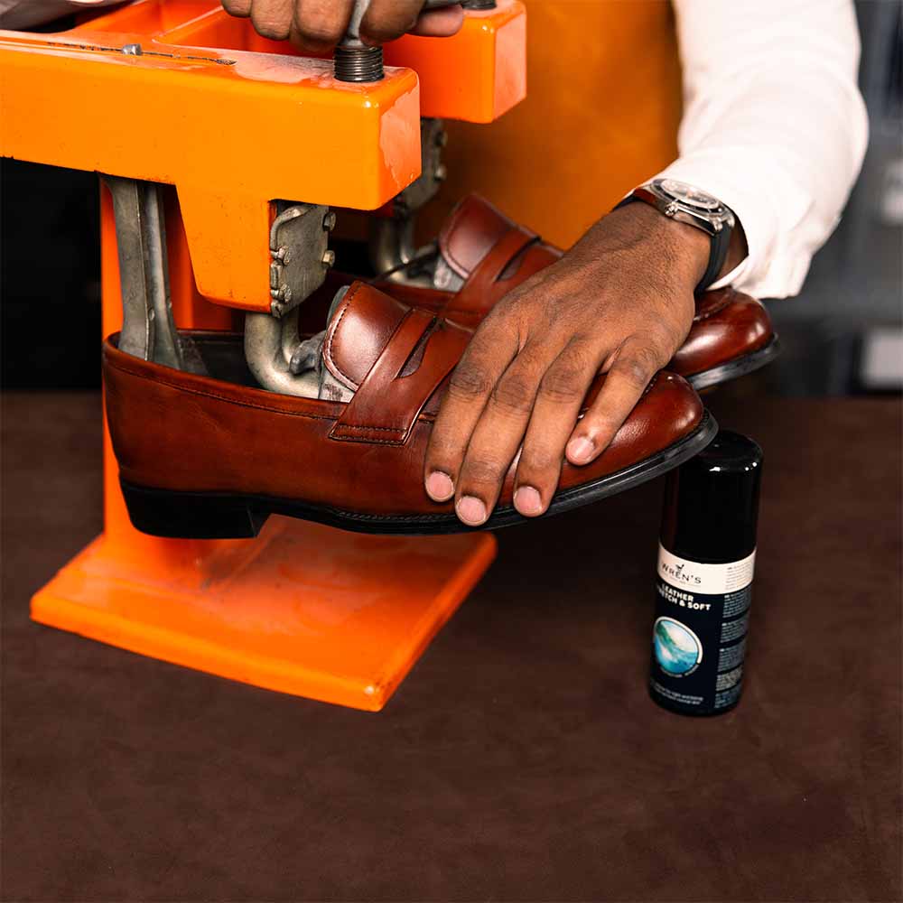 Shoe expansion demonstration by WhyandCo