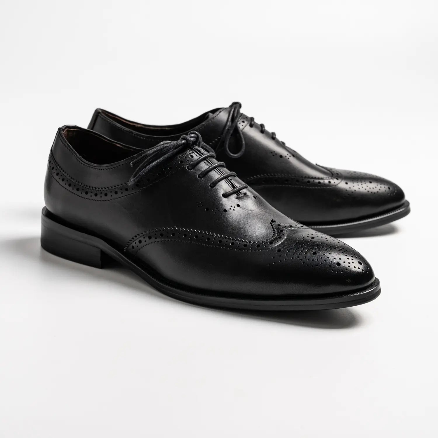 Long wing tip brogue oxford in black, amoy in black