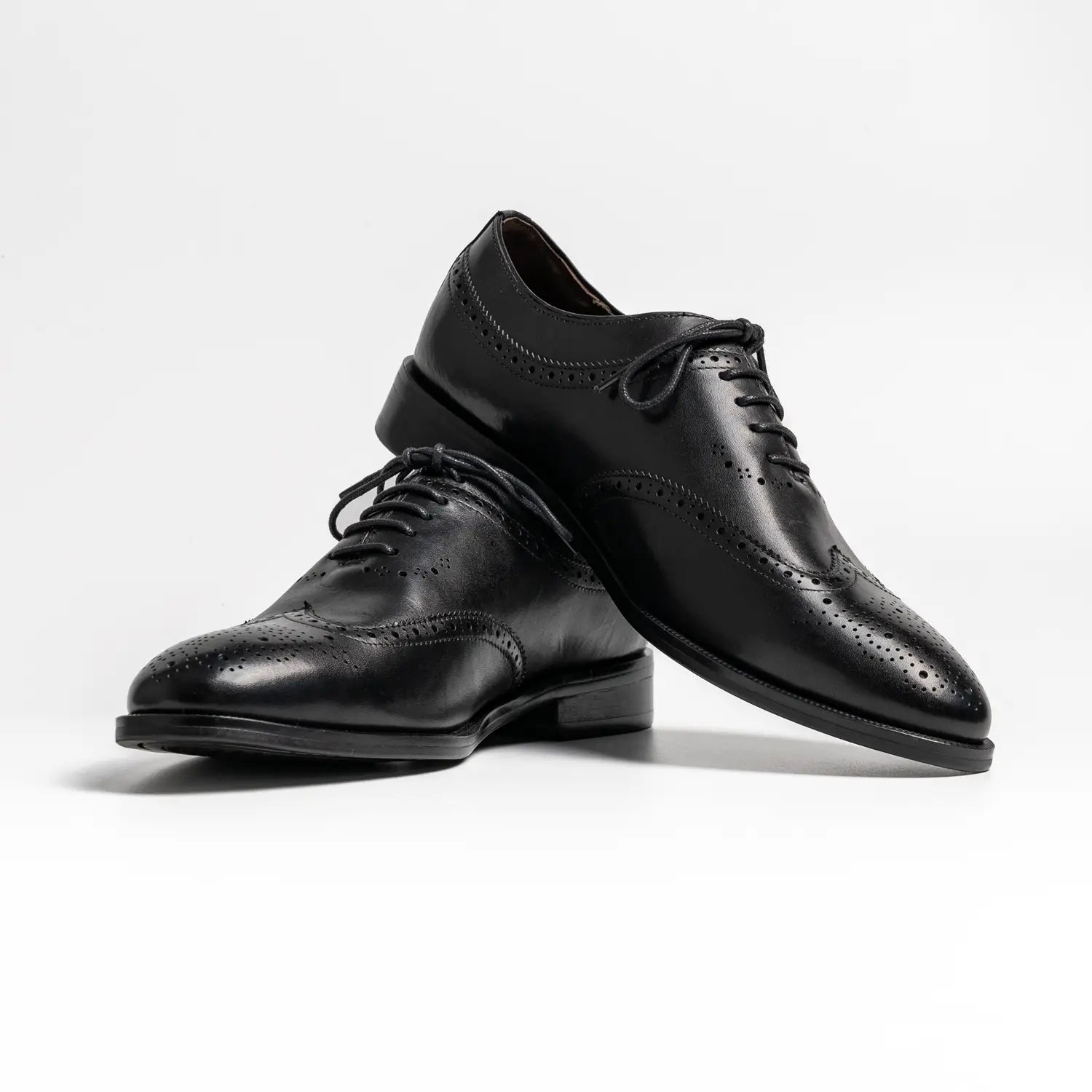 Long wing tip brogue oxford in black, amoy in black