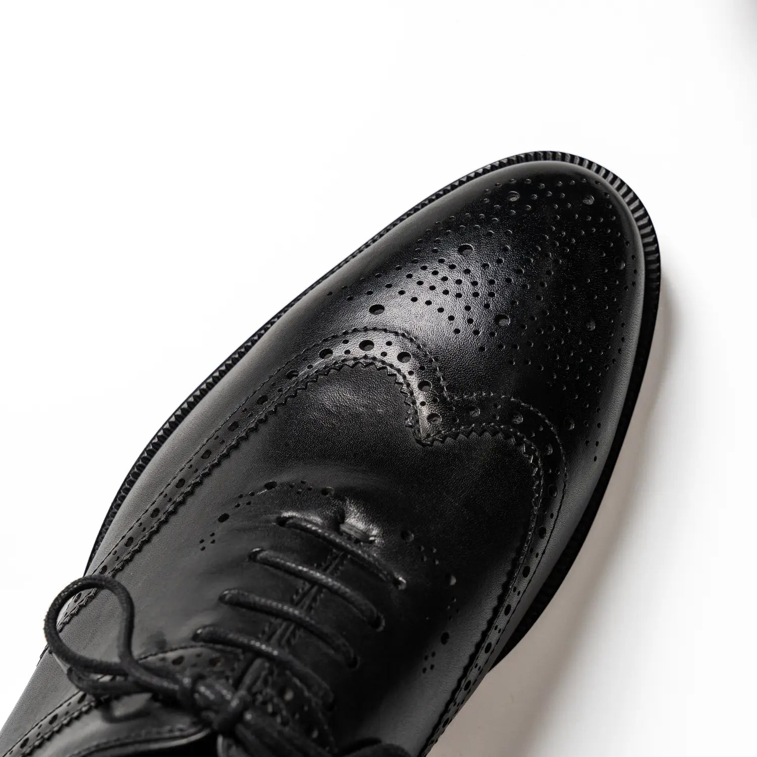 Long wing tip brogue oxford in black, amoy in black