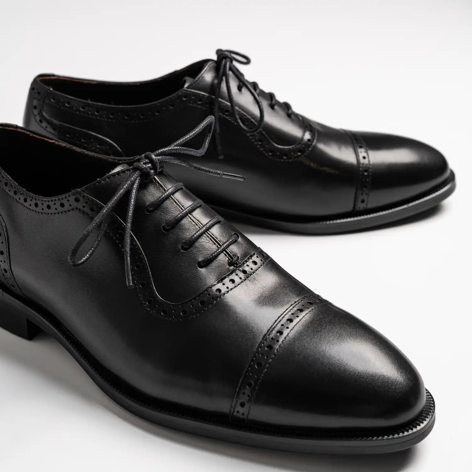 Quarter brogue captoe oxford in black, Anson in black