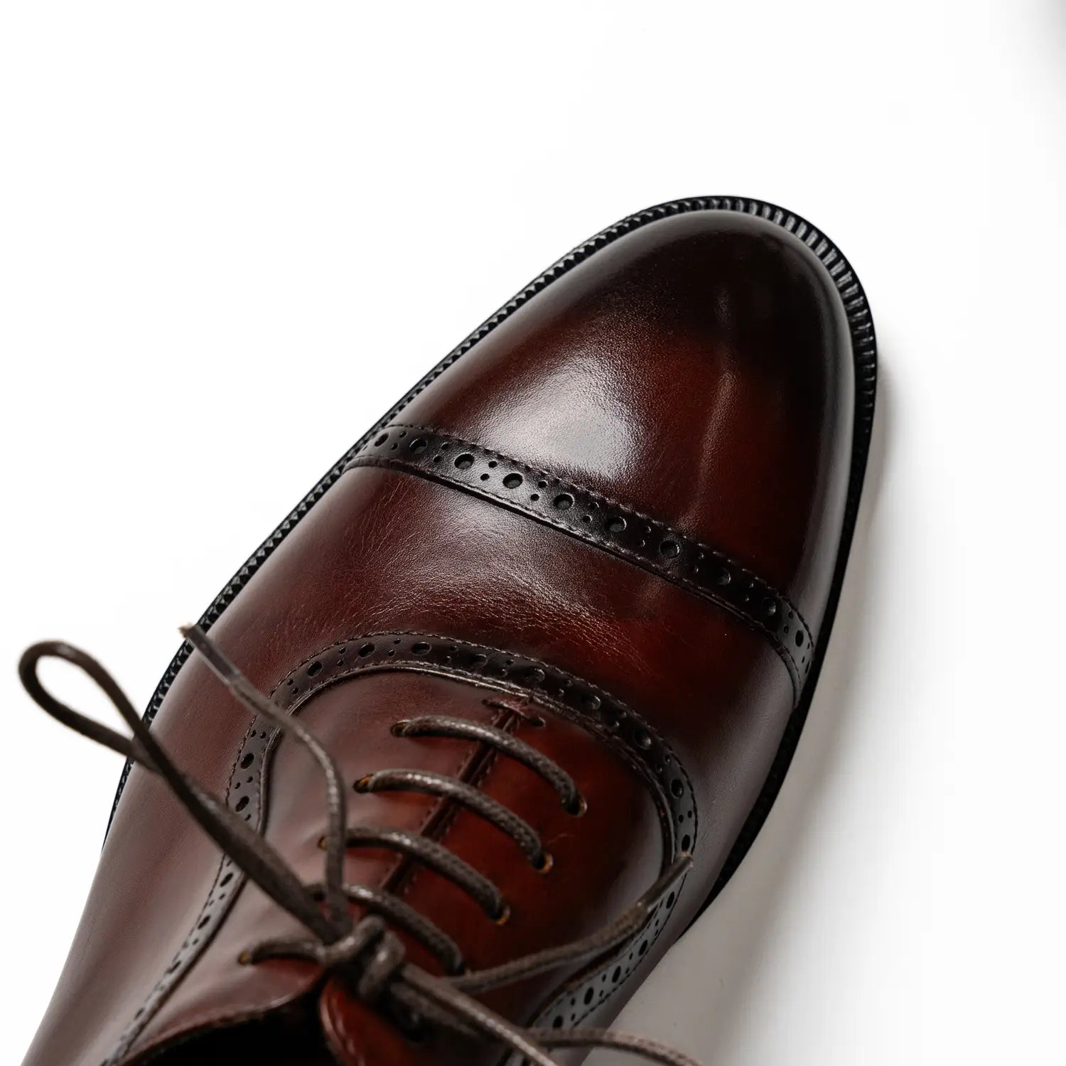 Quarter brogue captoe oxford in brown red, Anson in brown red