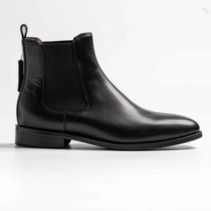 chelsea boots in black, clarke in black