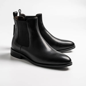 chelsea boots in black, clarke in black