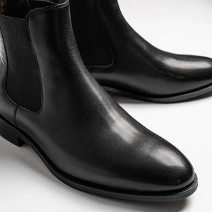 chelsea boots in black, clarke in black