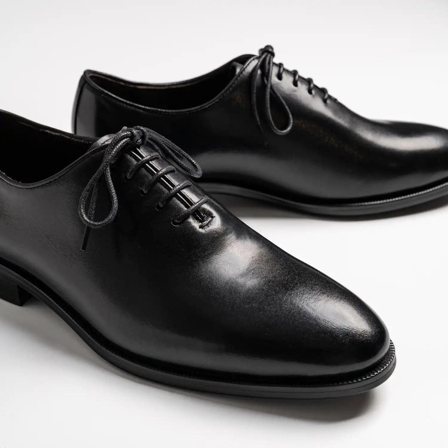 Round toe wholecut oxford in black, Collyer in Black