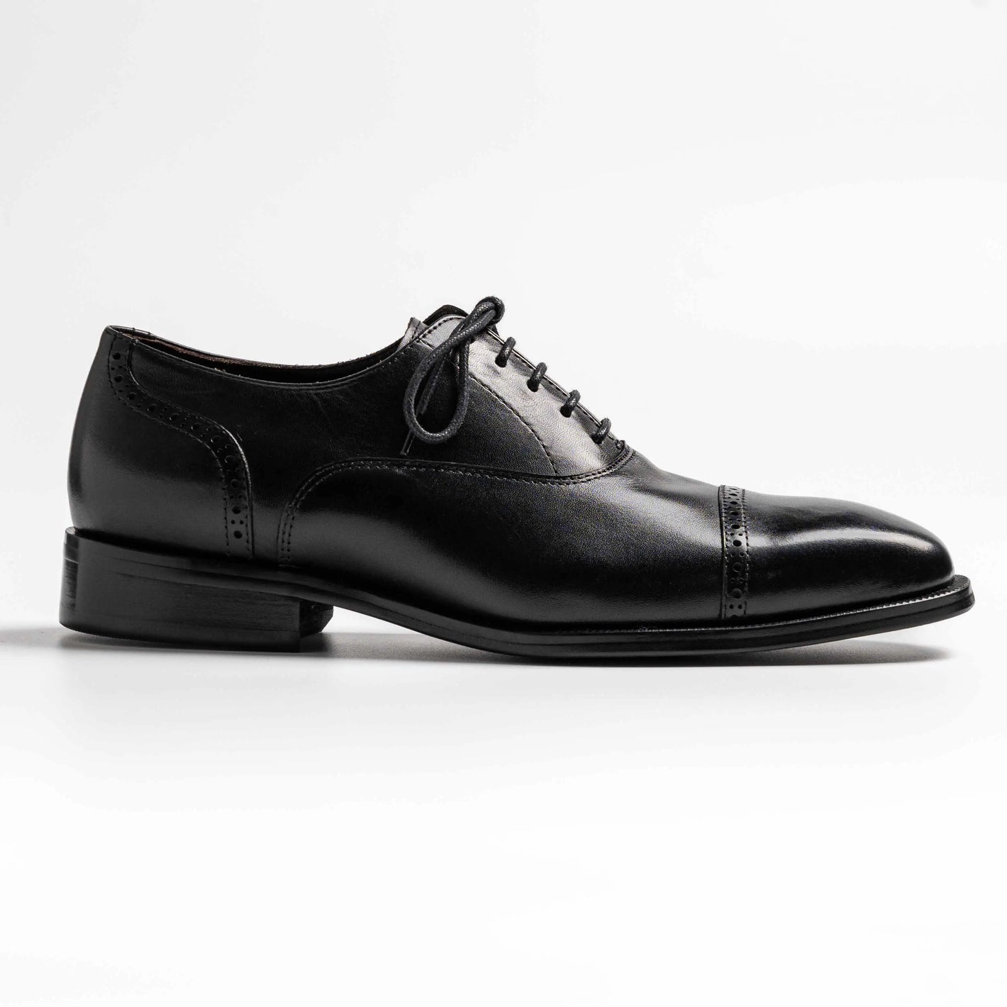 Quarter brogue oxford captoe in black, havelock in black