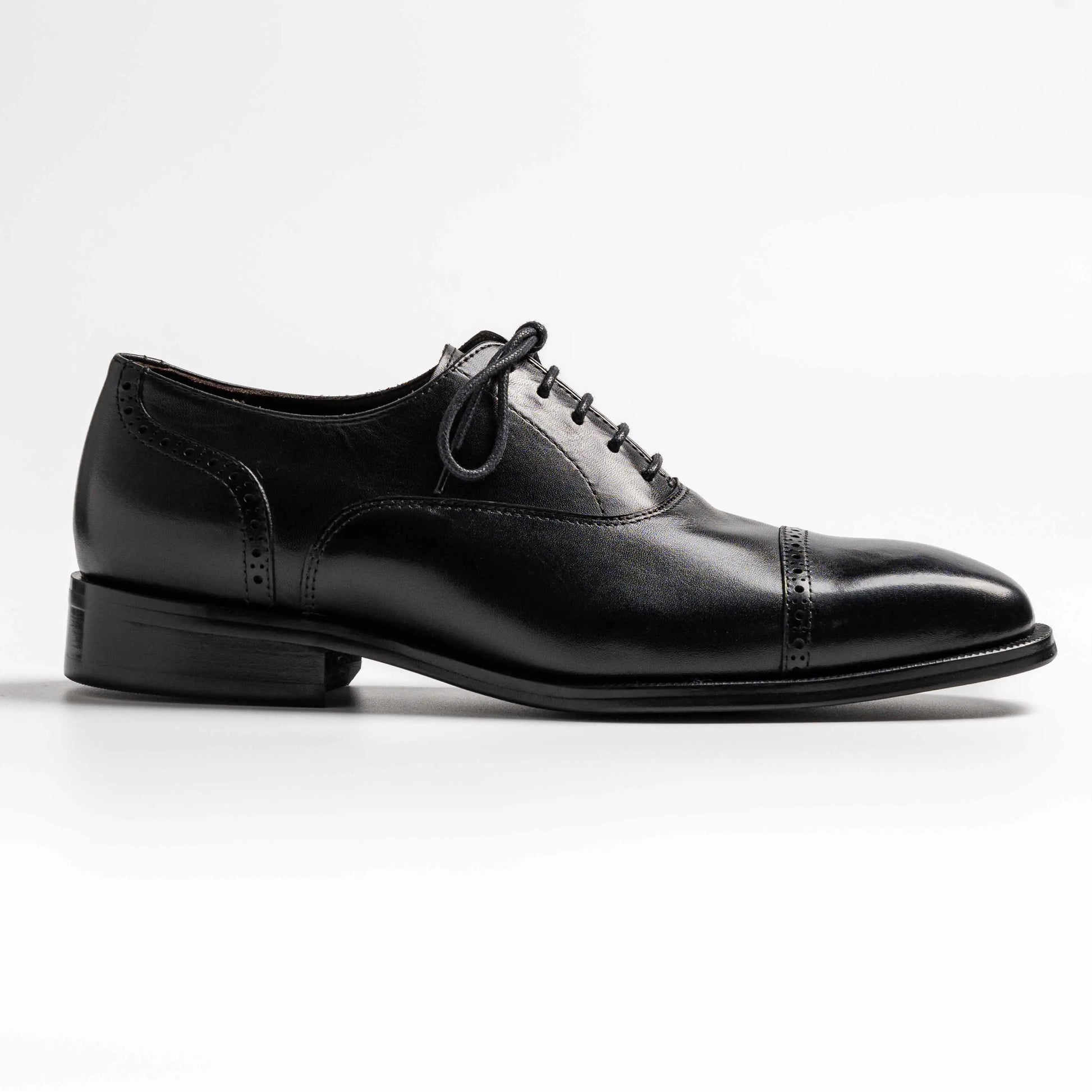 Quarter brogue oxford captoe in black, havelock in black