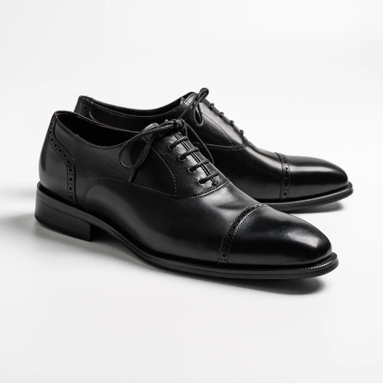 Quarter brogue oxford captoe in black, havelock in black