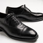 Quarter brogue oxford captoe in black, havelock in black