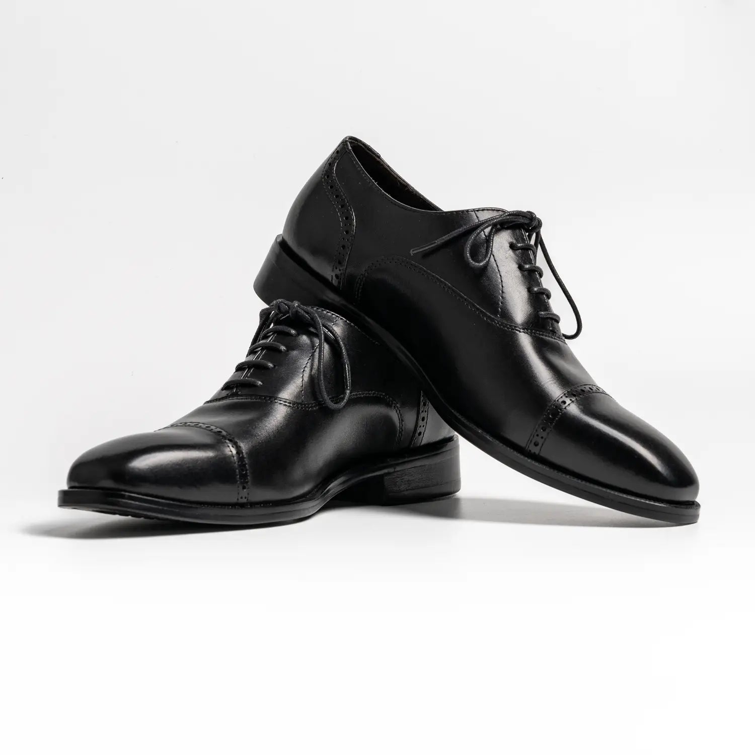 Quarter brogue oxford captoe in black, havelock in black