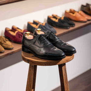 Round-Toe Captoe Oxford Shoe, Wallich, in Black
