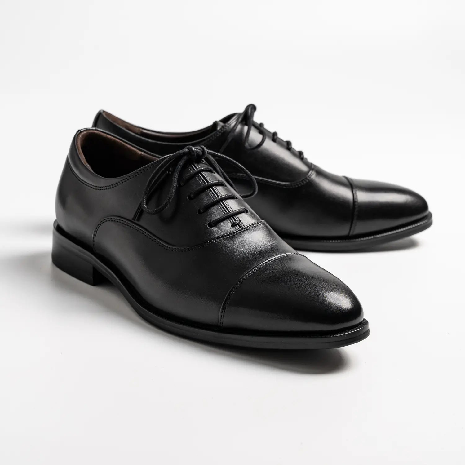 Round Toe Captoe Oxford in Black, Wallich In Black