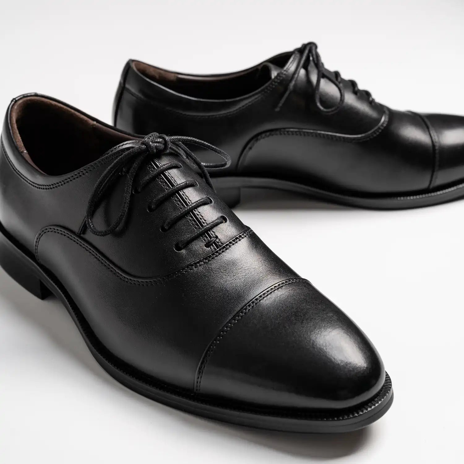 Round Toe Captoe Oxford in Black, Wallich In Black