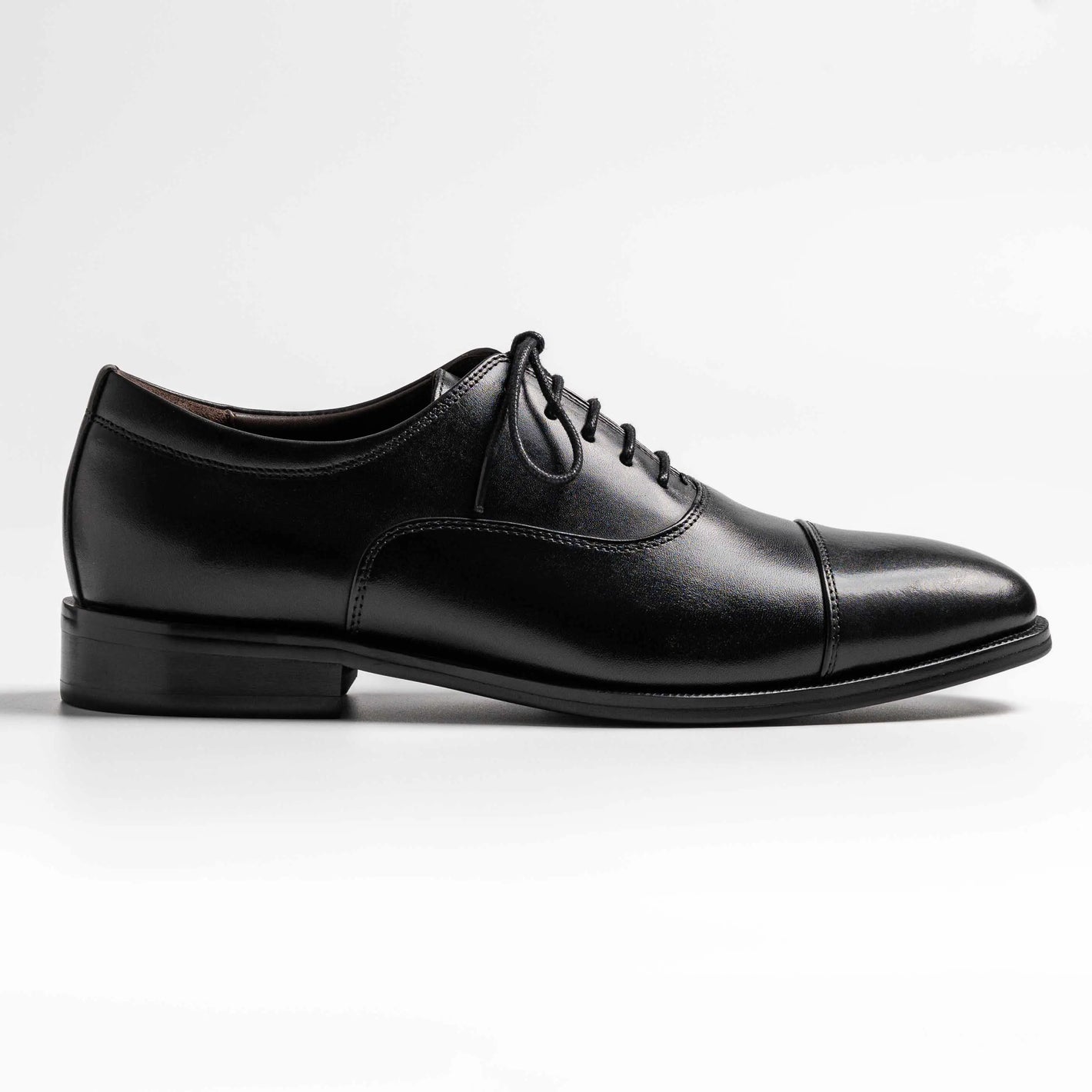 Round Toe Captoe Oxford in Black, Wallich In Black